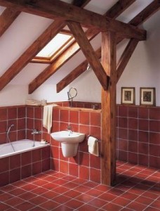 Drewniana konstrukcja dachu elementem aranżacji łazienki