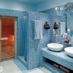 Łazienka wyłożona niebiesko-białą mozaiką