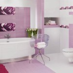 Pastelowa łazienka z dekorami w mocnym kolorze fuksji
